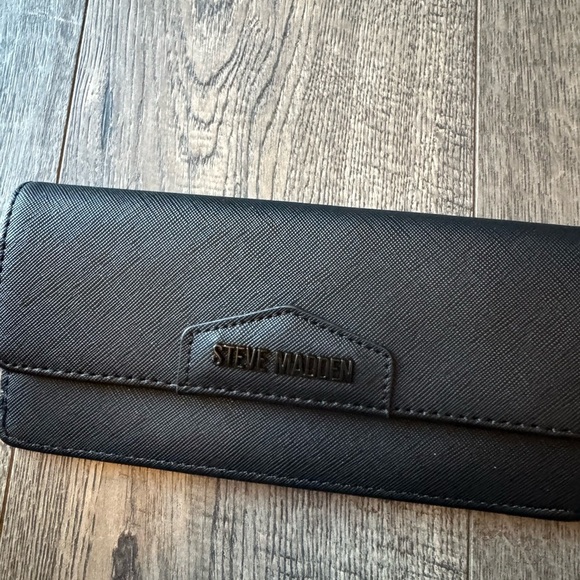 Steve Madden Black Pebbled Black Logo Wallet - Picture 2 of 4